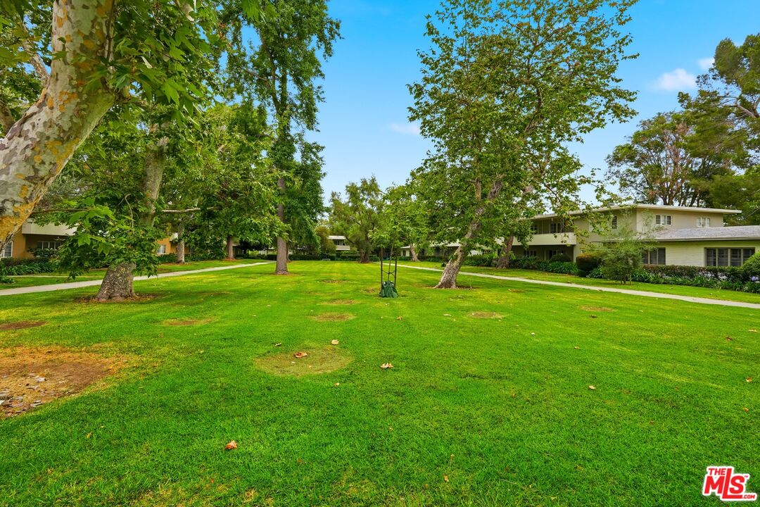 5327 Village Grn