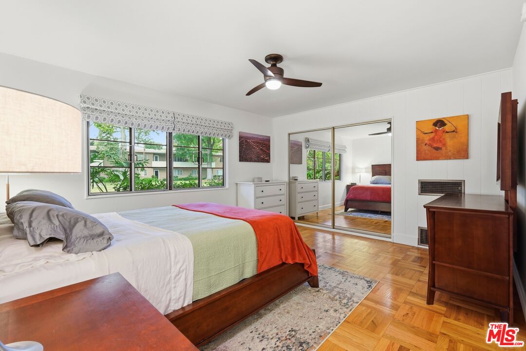 5327 Village Grn