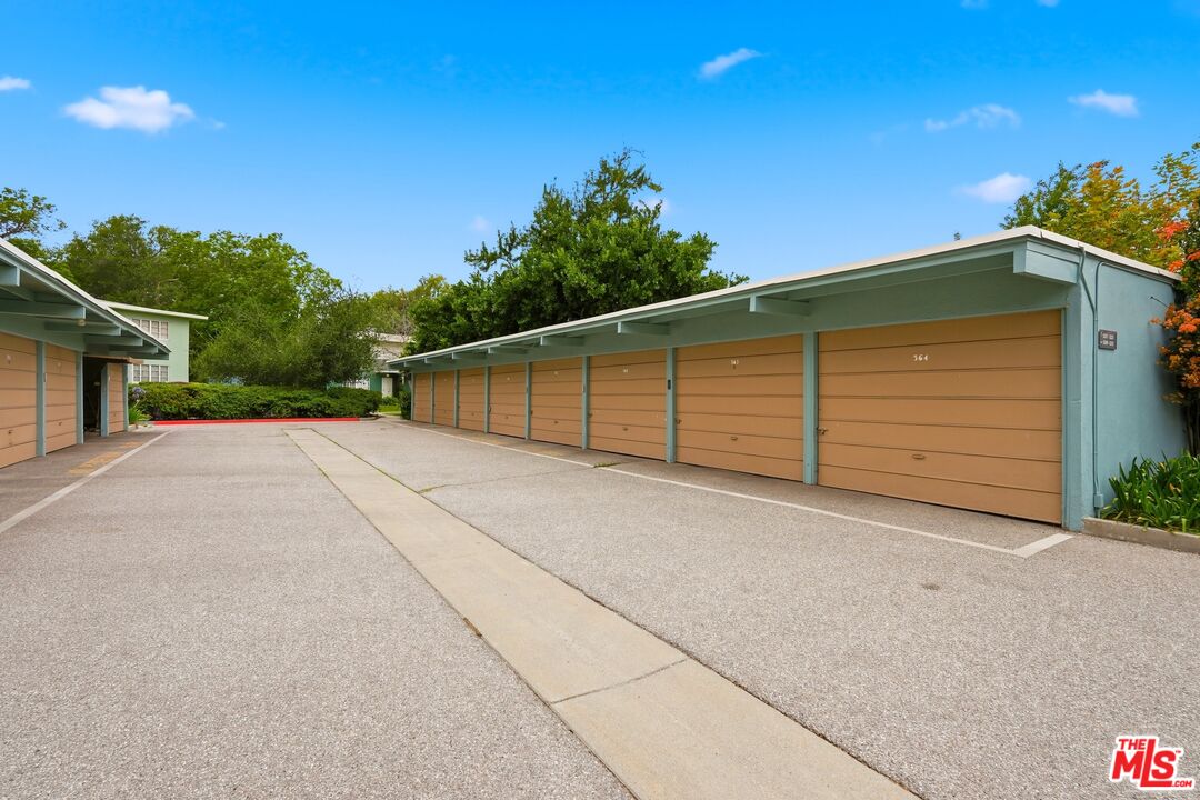 5327 Village Grn