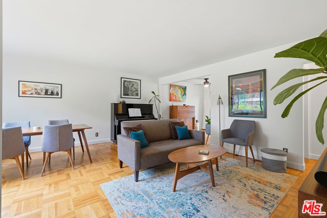 5327 Village Grn