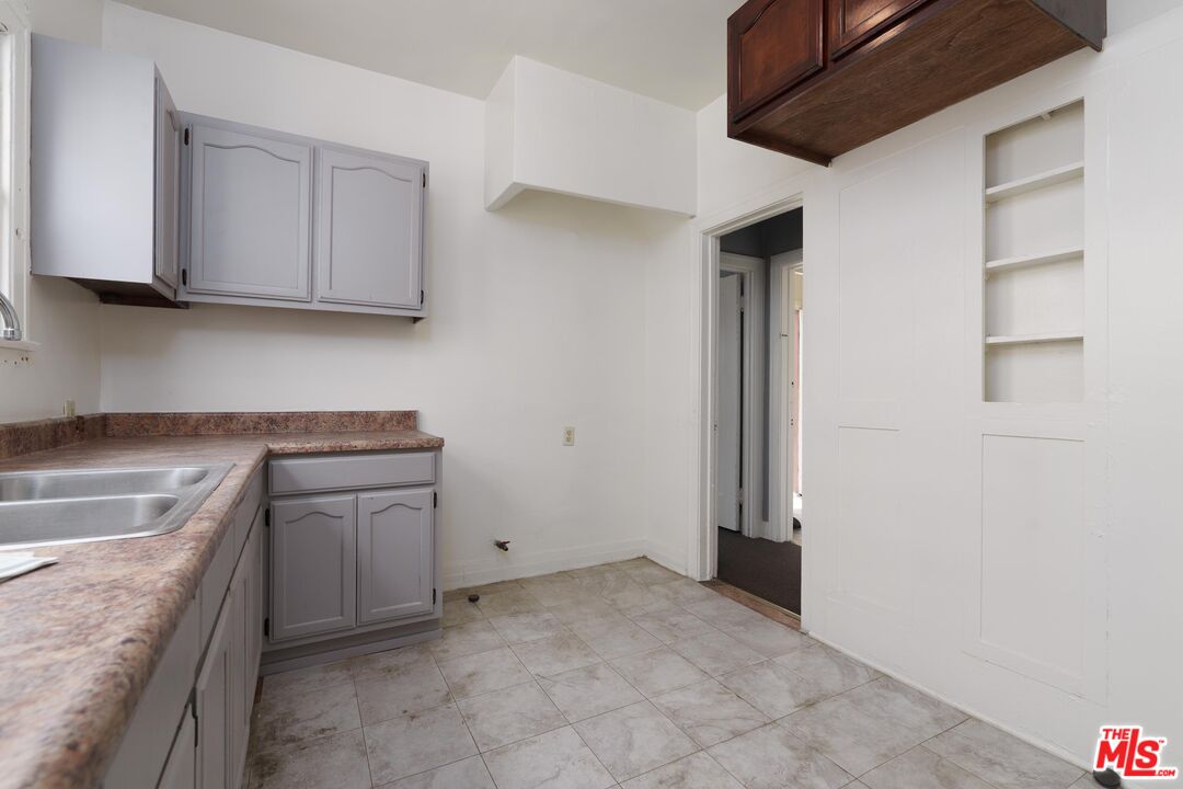 4056 W 21st St Unit: 4056-4058