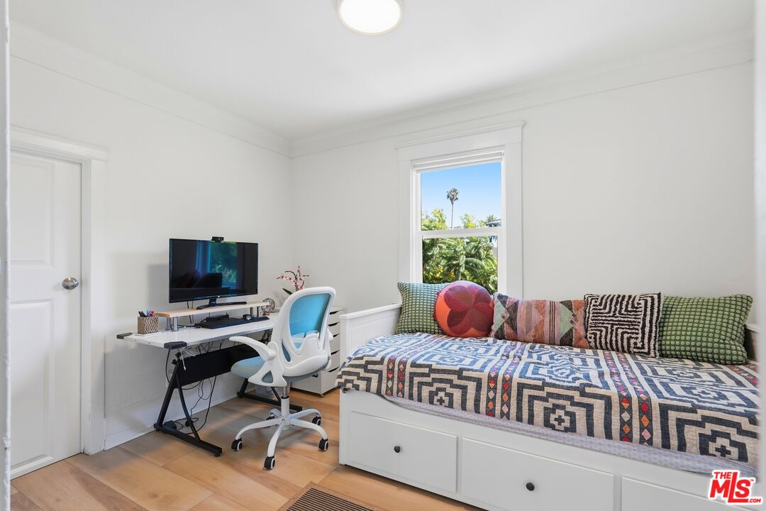 527 W 52nd St