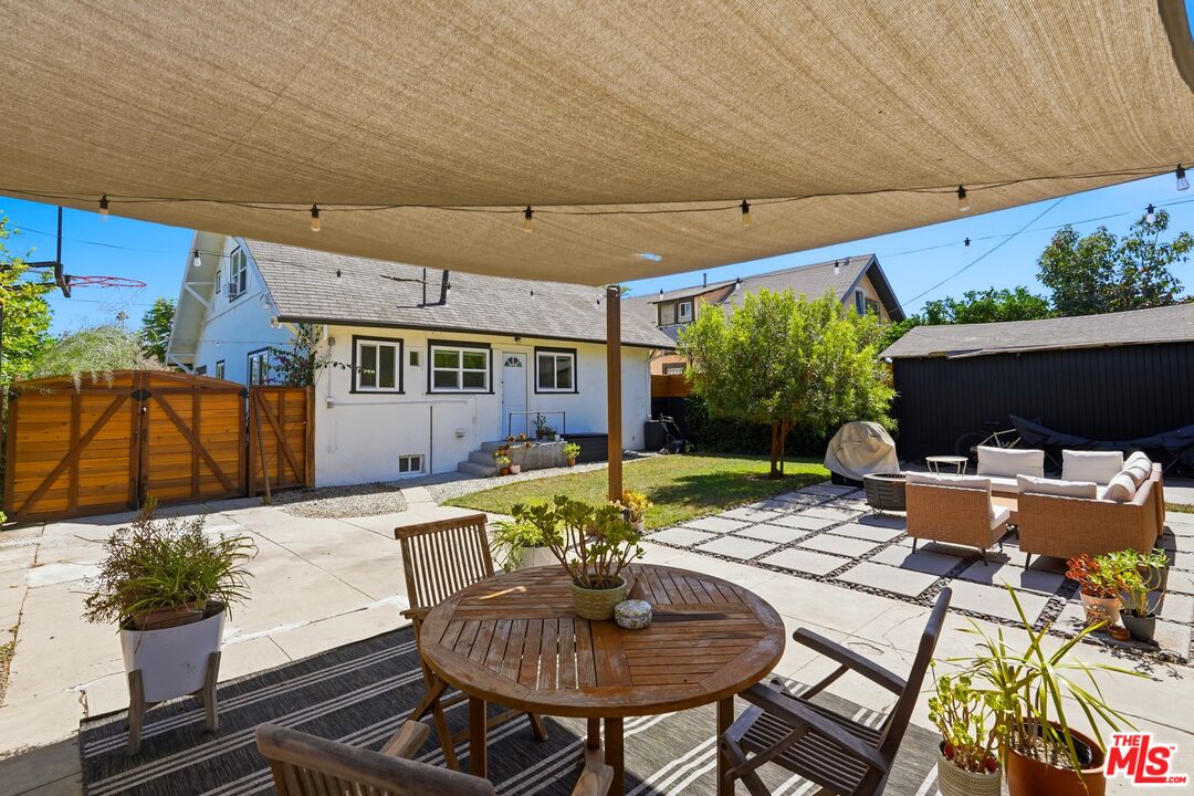 527 W 52nd St