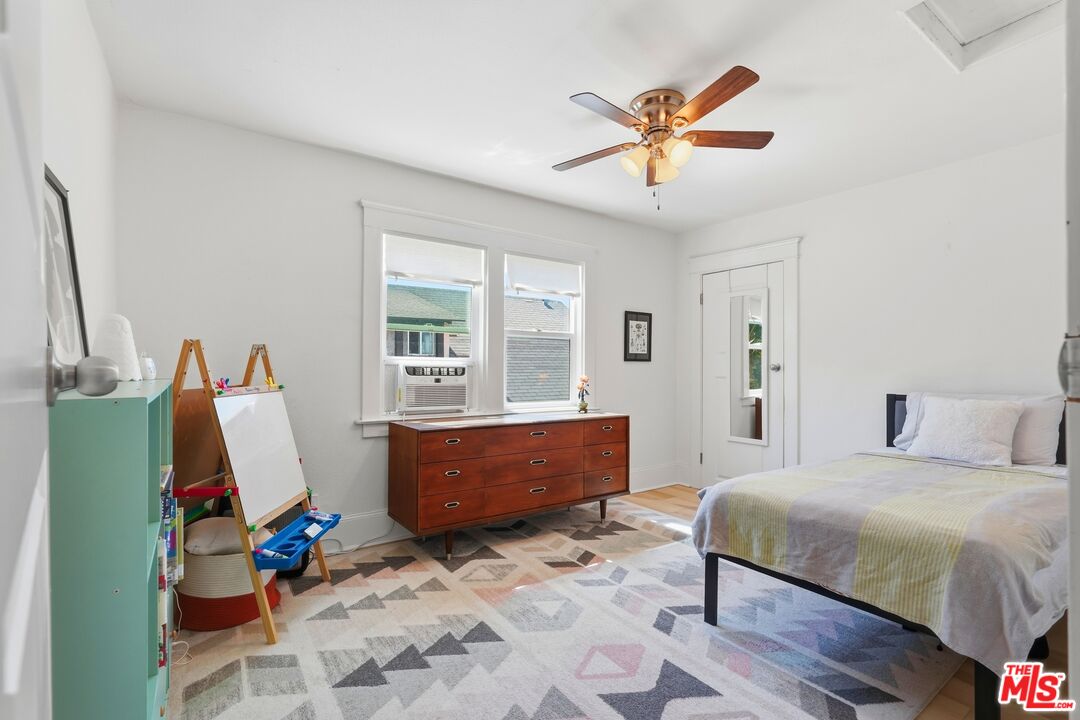 527 W 52nd St
