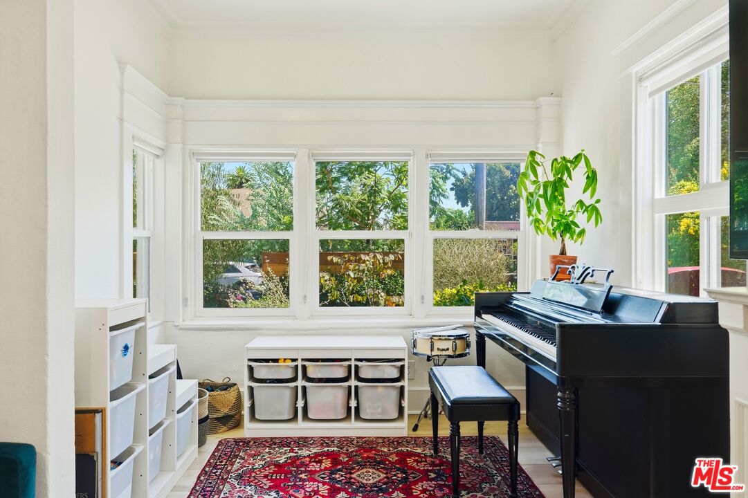527 W 52nd St