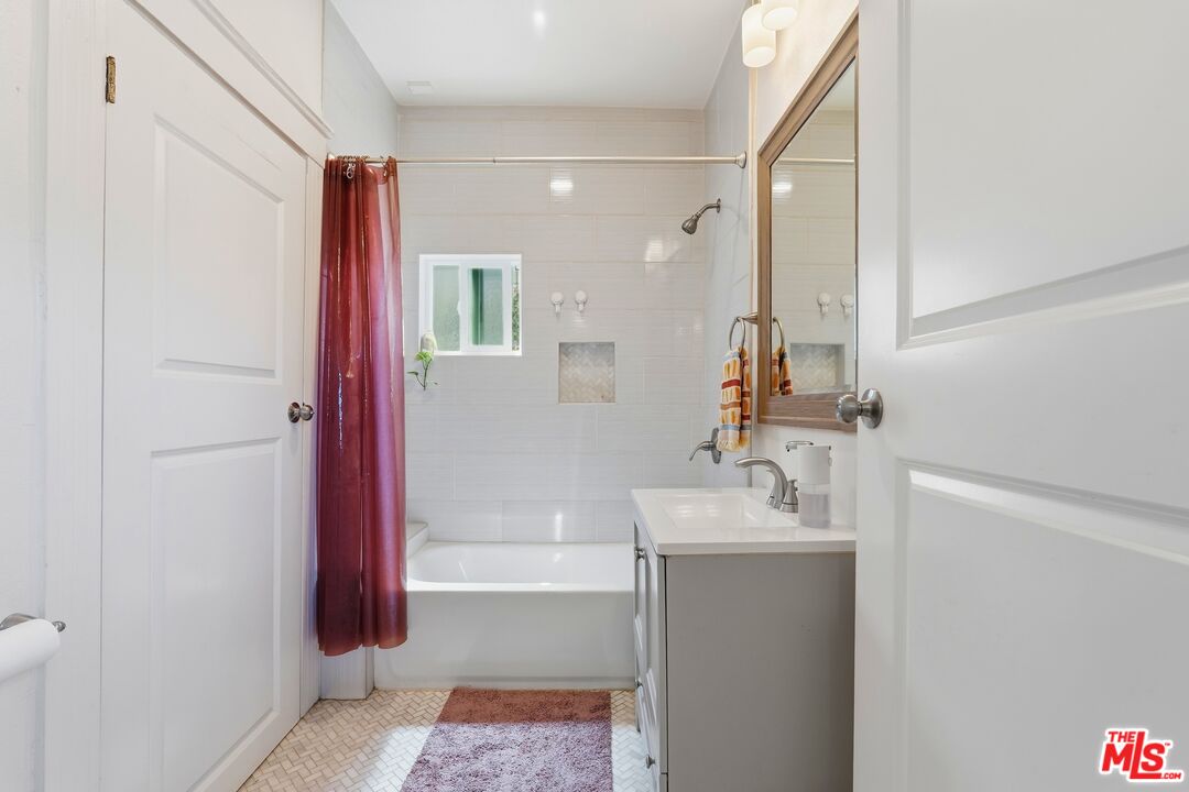 527 W 52nd St