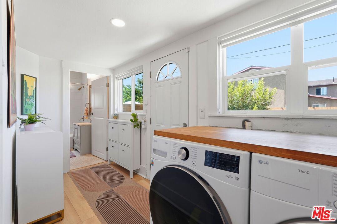 527 W 52nd St