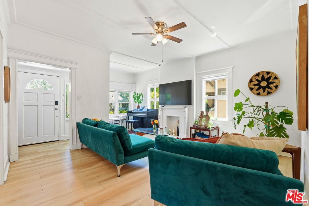 527 W 52nd St