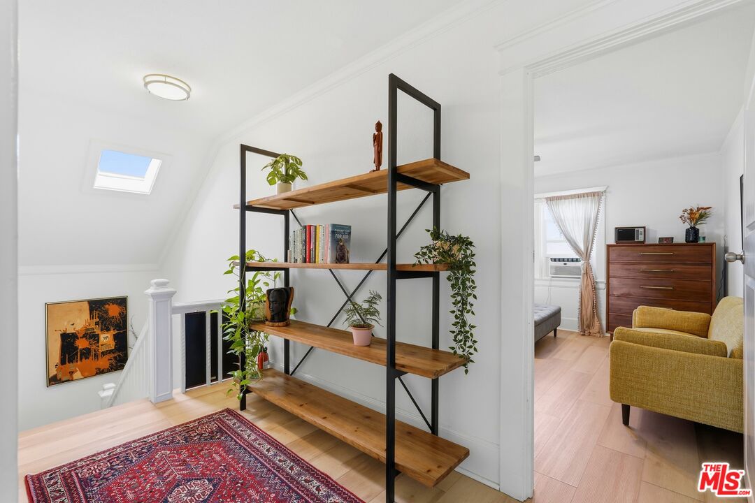 527 W 52nd St