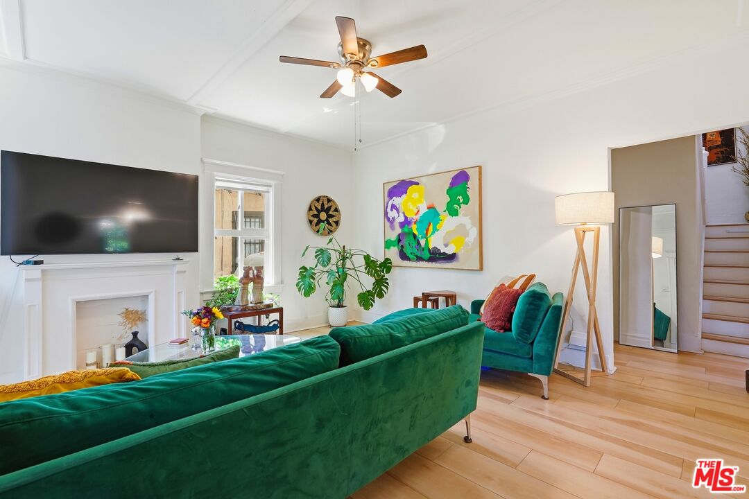 527 W 52nd St