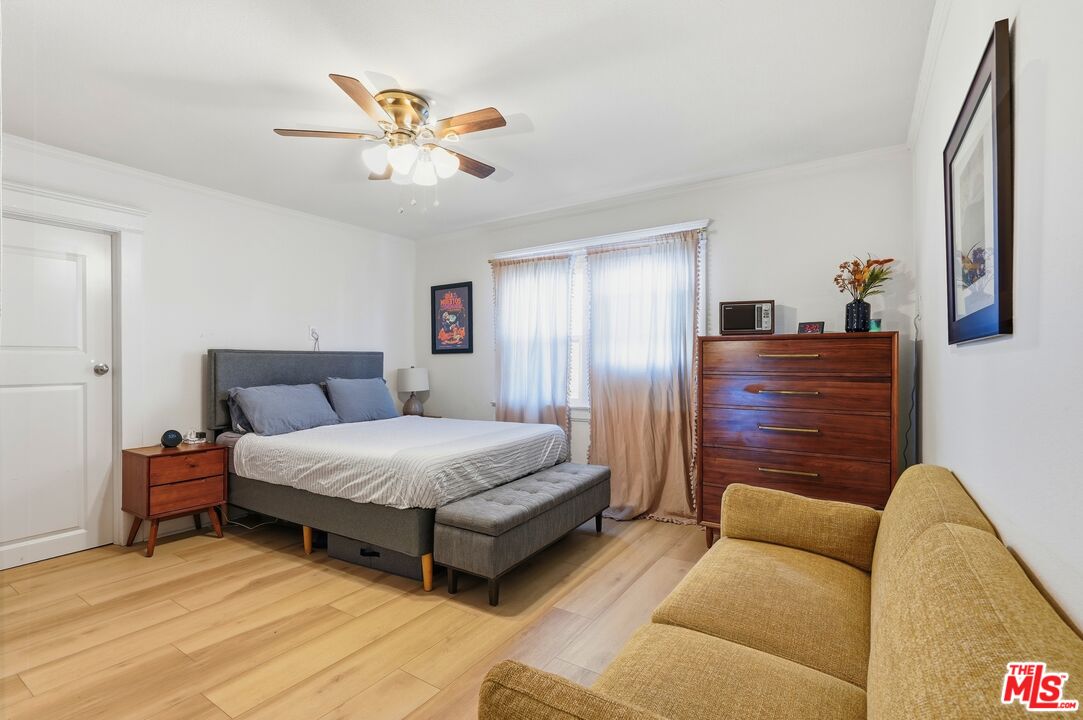527 W 52nd St