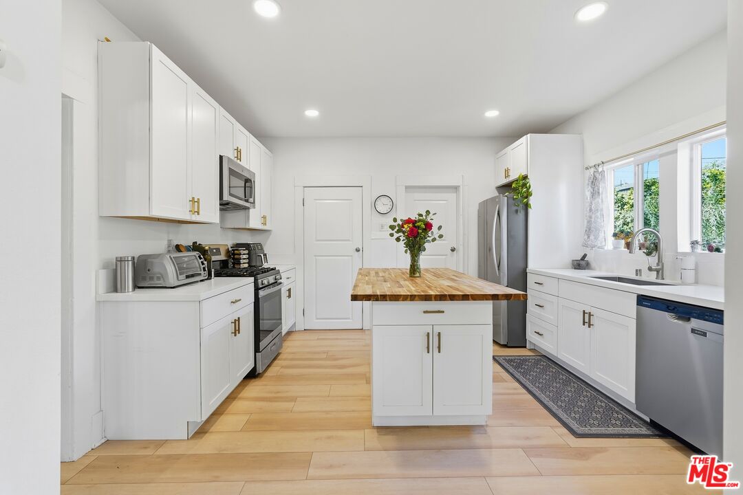 527 W 52nd St
