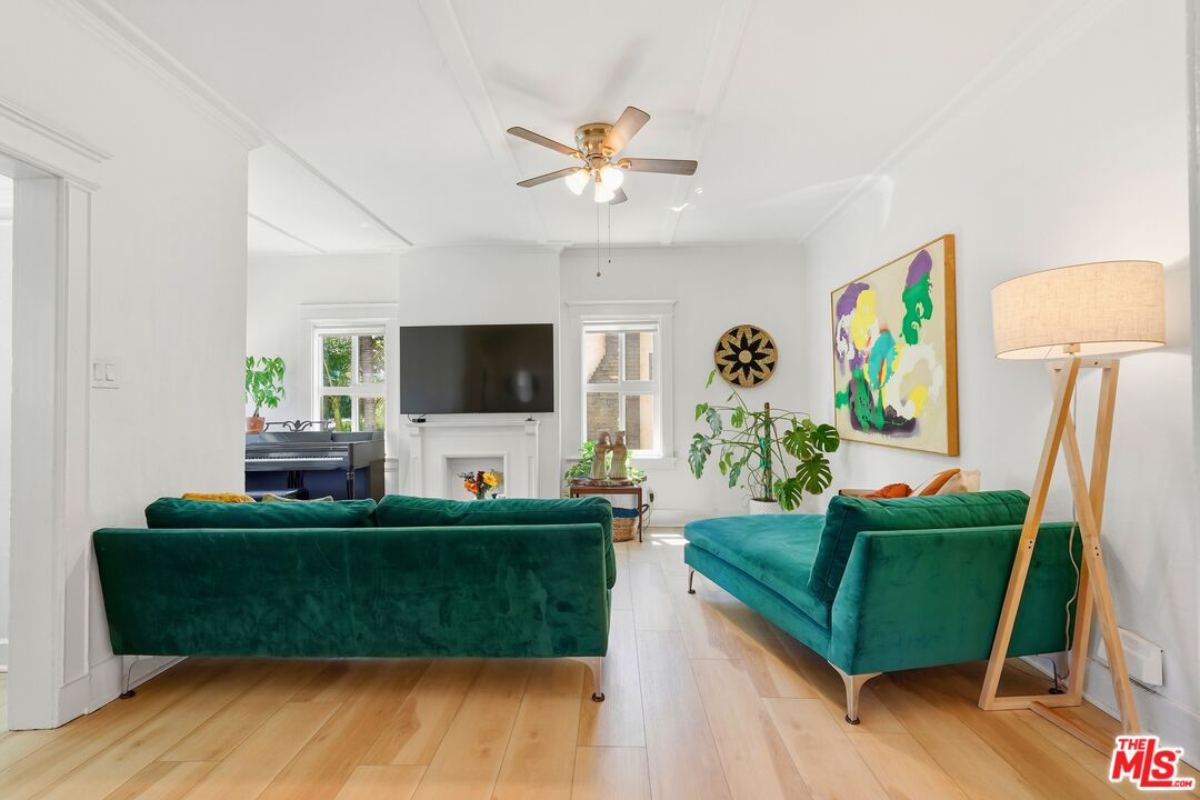 527 W 52nd St