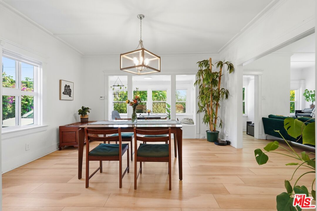 527 W 52nd St