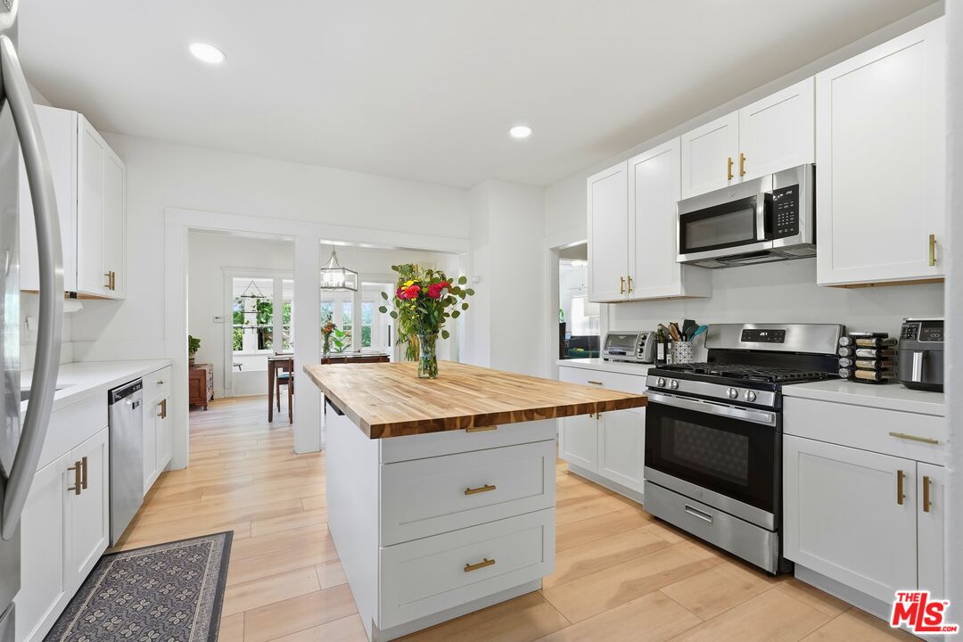527 W 52nd St