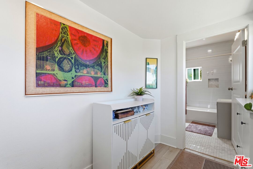 527 W 52nd St