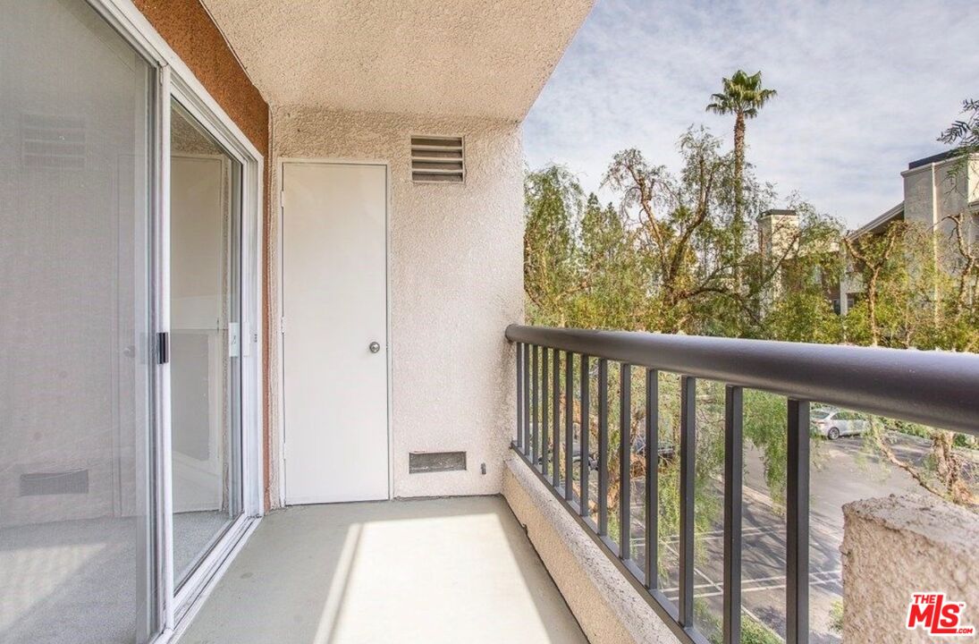 5530 Owensmouth Ave Unit: 219