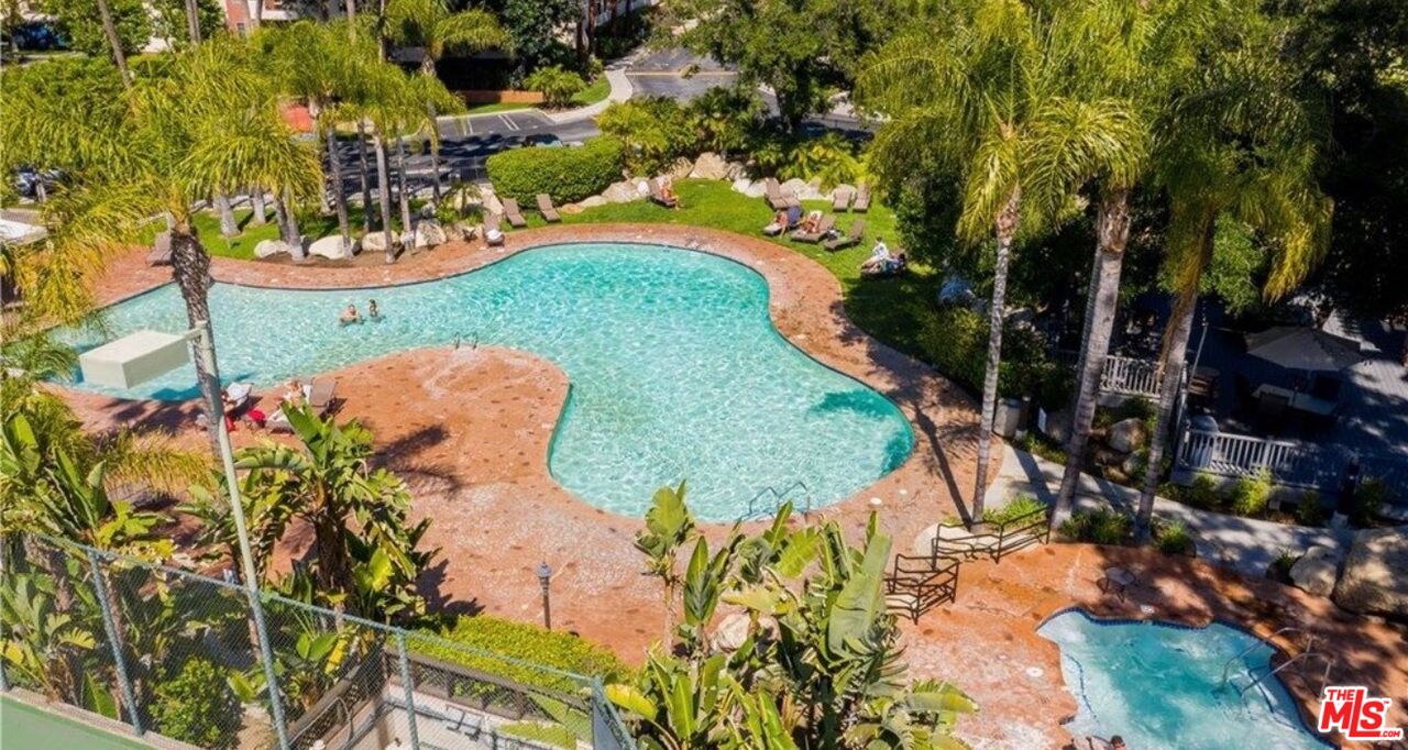 5530 Owensmouth Ave Unit: 219