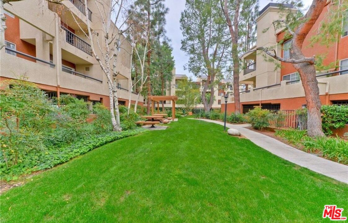 5530 Owensmouth Ave Unit: 219