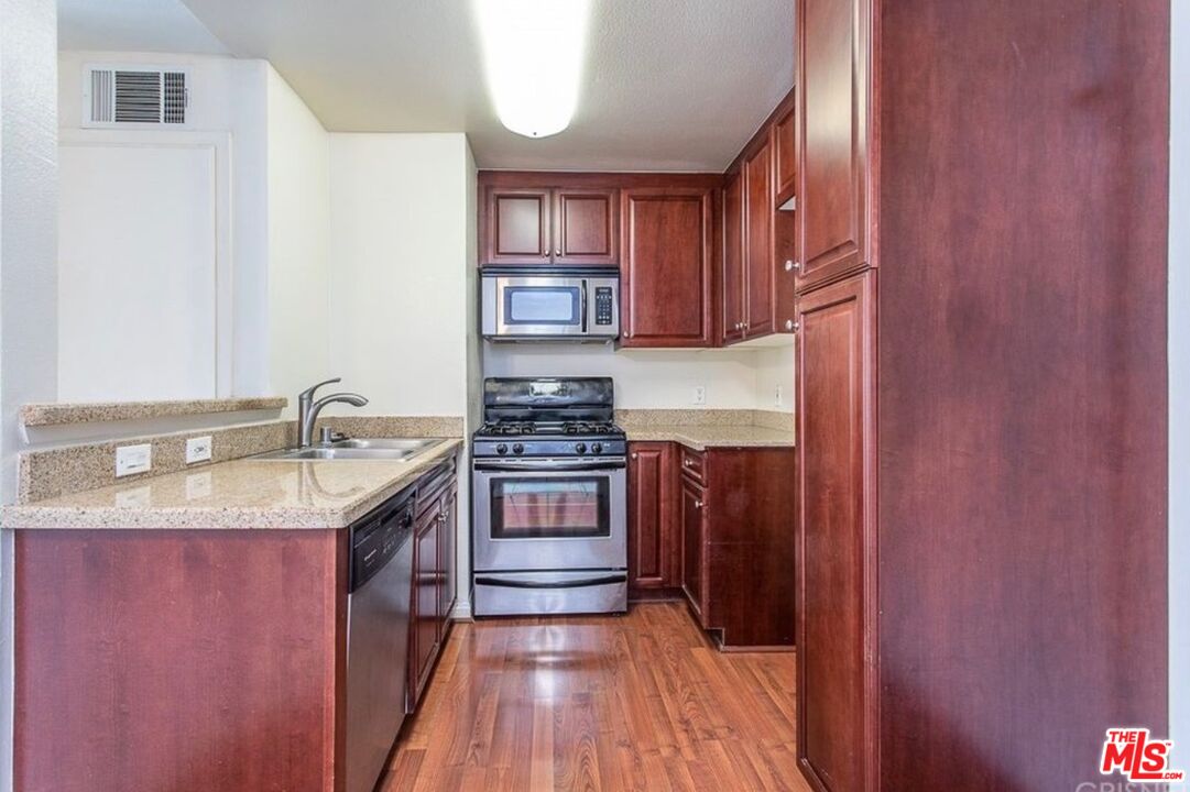 5530 Owensmouth Ave Unit: 219