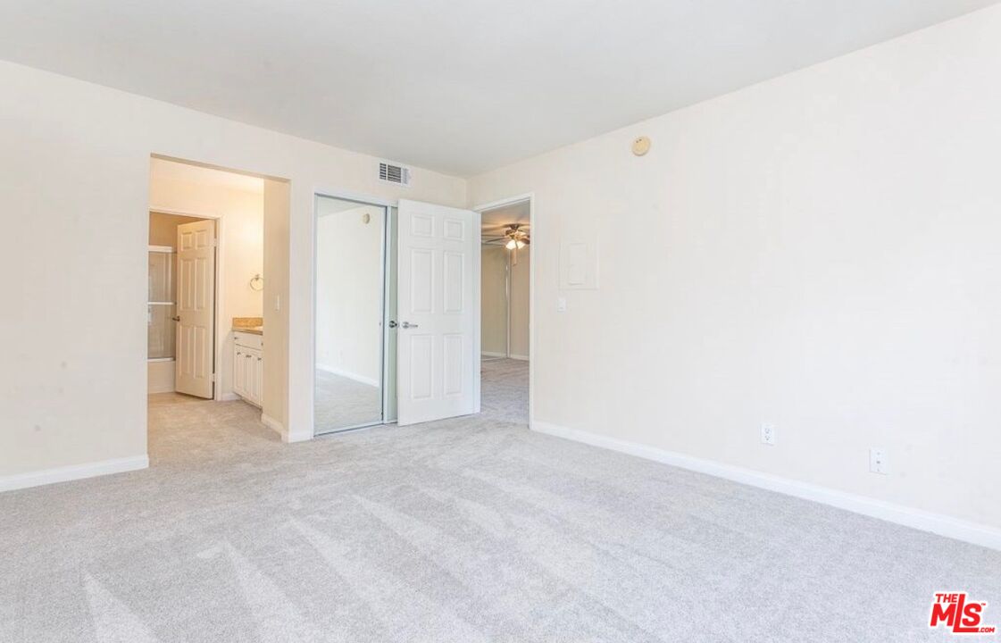 5530 Owensmouth Ave Unit: 219