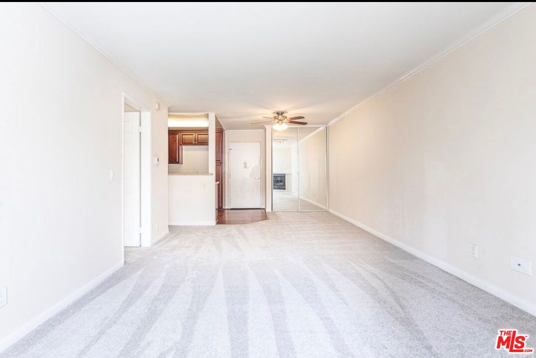 5530 Owensmouth Ave Unit: 219
