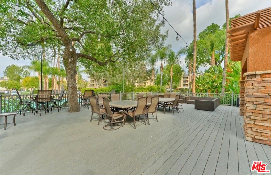 5530 Owensmouth Ave Unit: 219