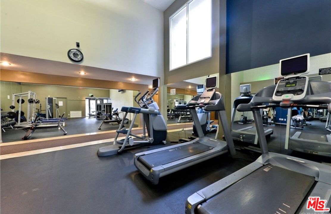 5530 Owensmouth Ave Unit: 219