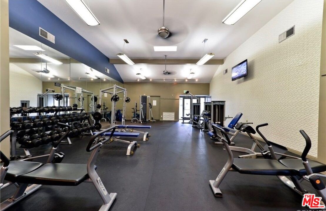 5530 Owensmouth Ave Unit: 219