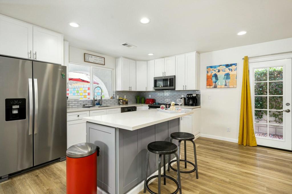 54385 Avenida Herrera