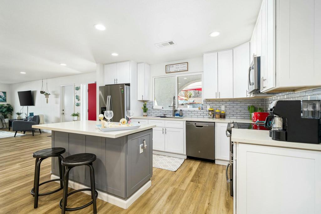 54385 Avenida Herrera