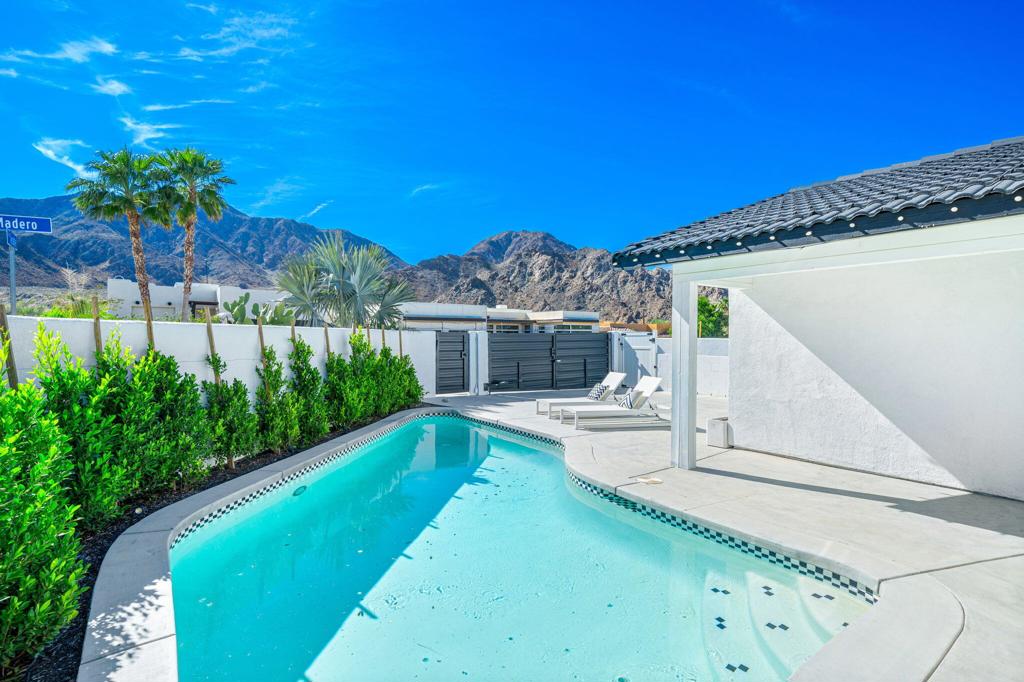 54990 Avenida Madero