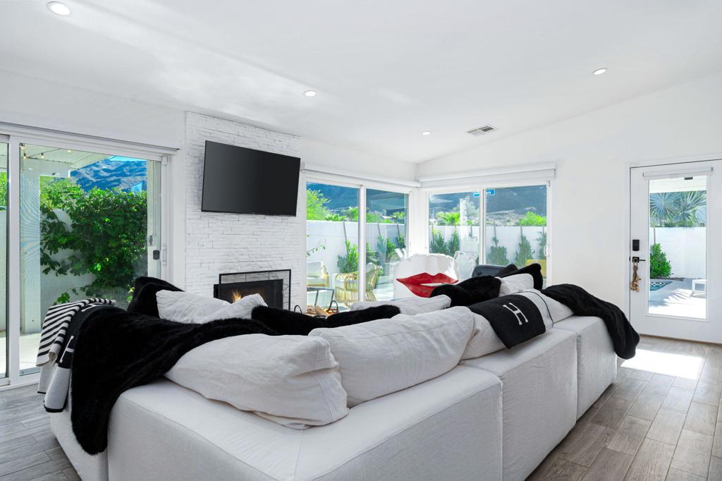 54990 Avenida Madero