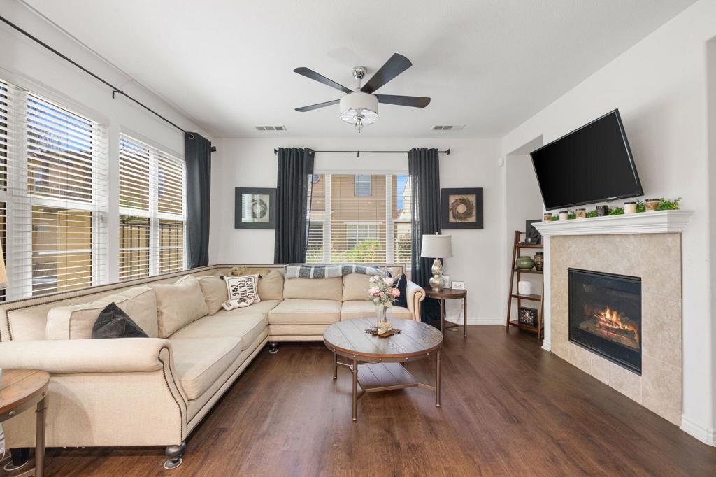 565 Via De La Paz