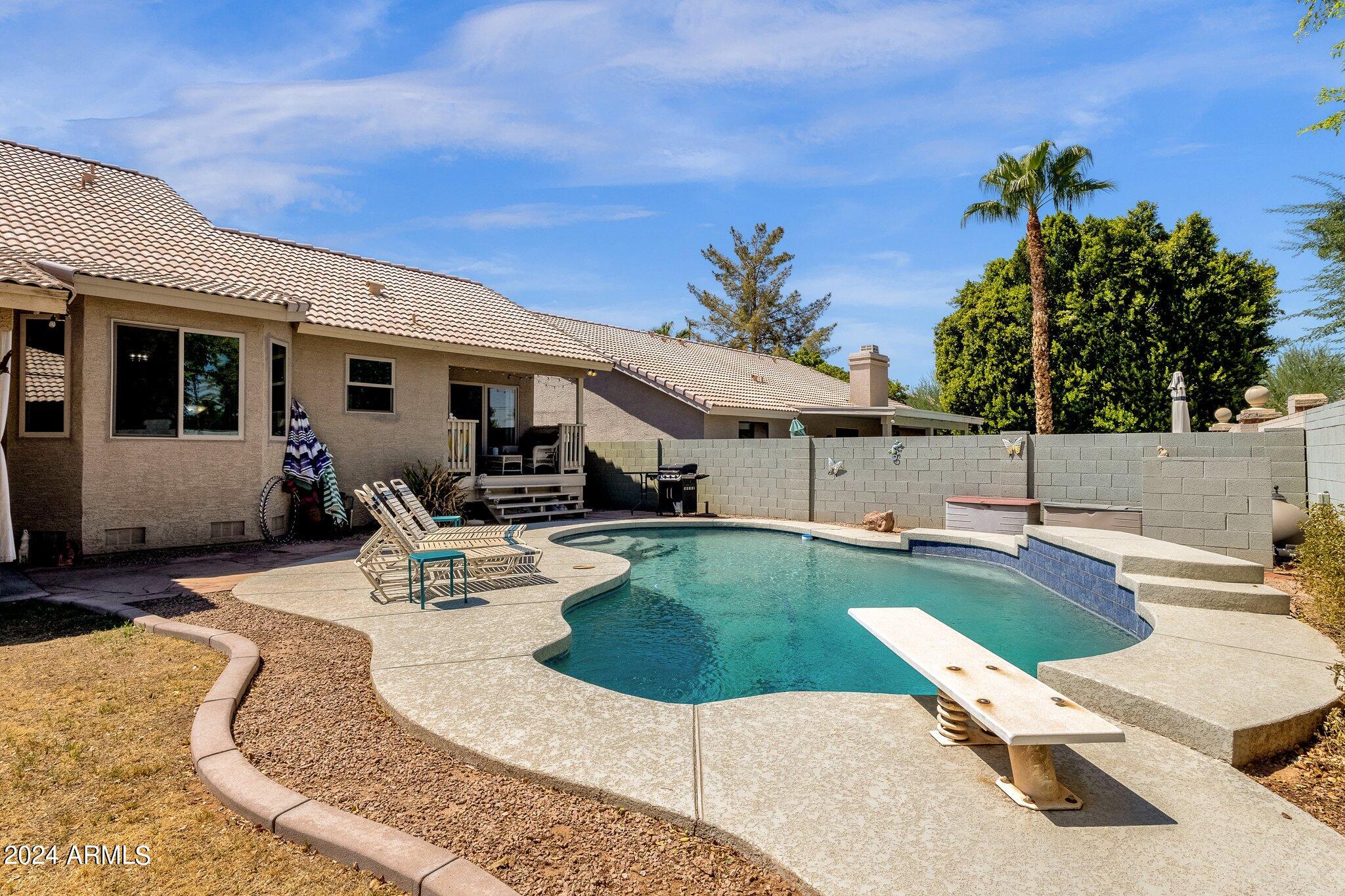 532 W CENTURY Avenue