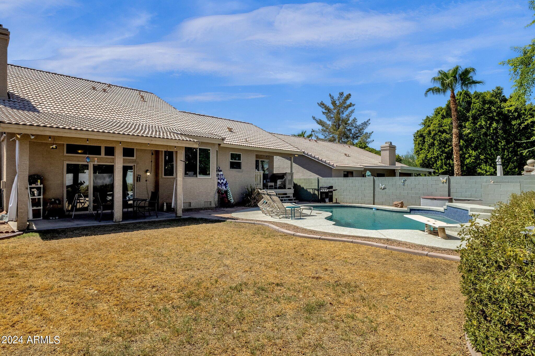 532 W CENTURY Avenue