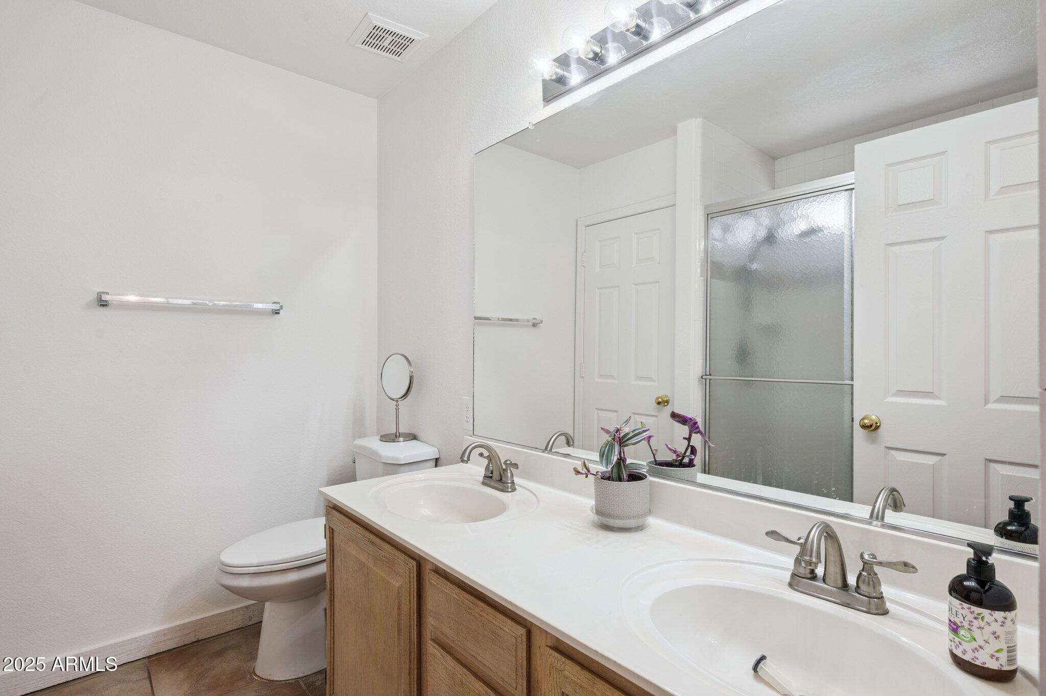 1231 E DOUGLAS Avenue