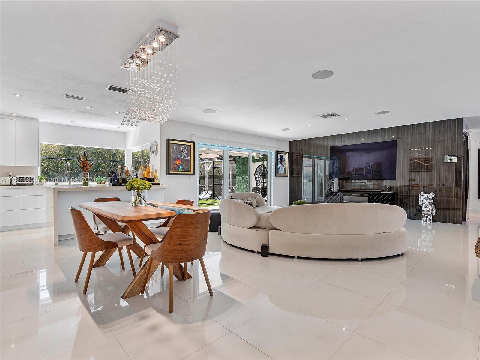 14711 Palmetto Palm Ave