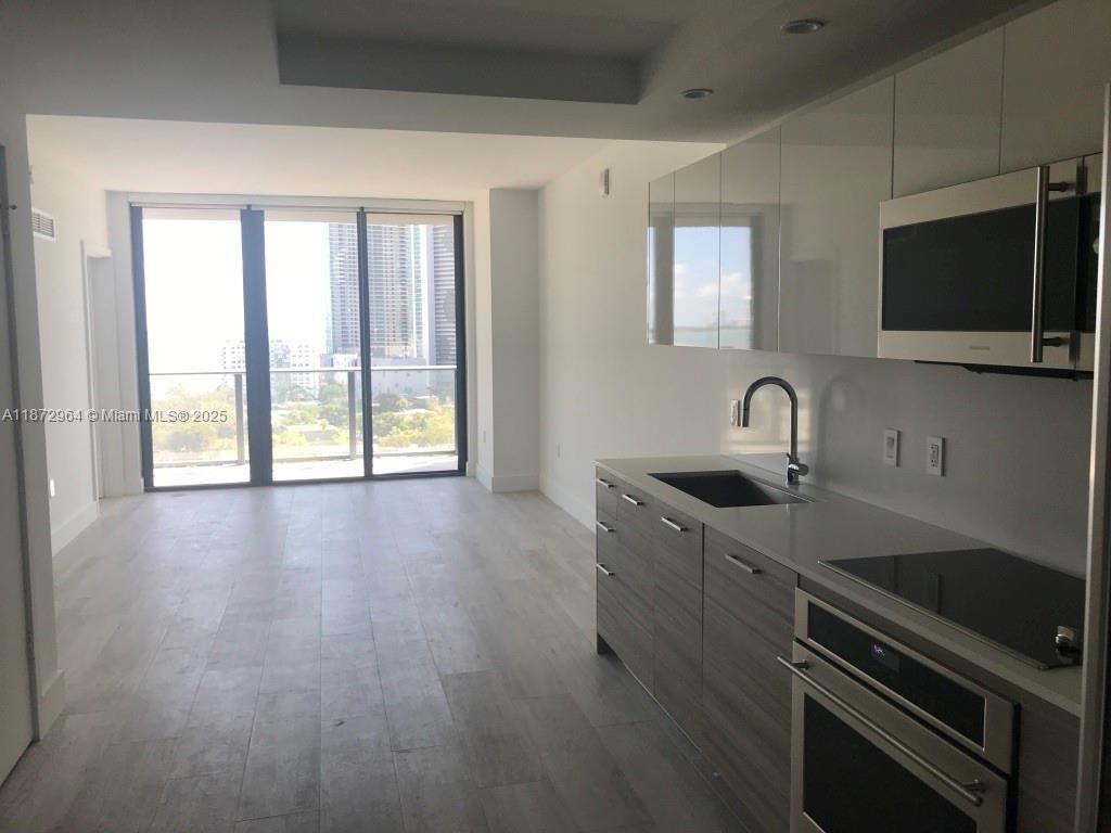 121 NE 34th St # 1406