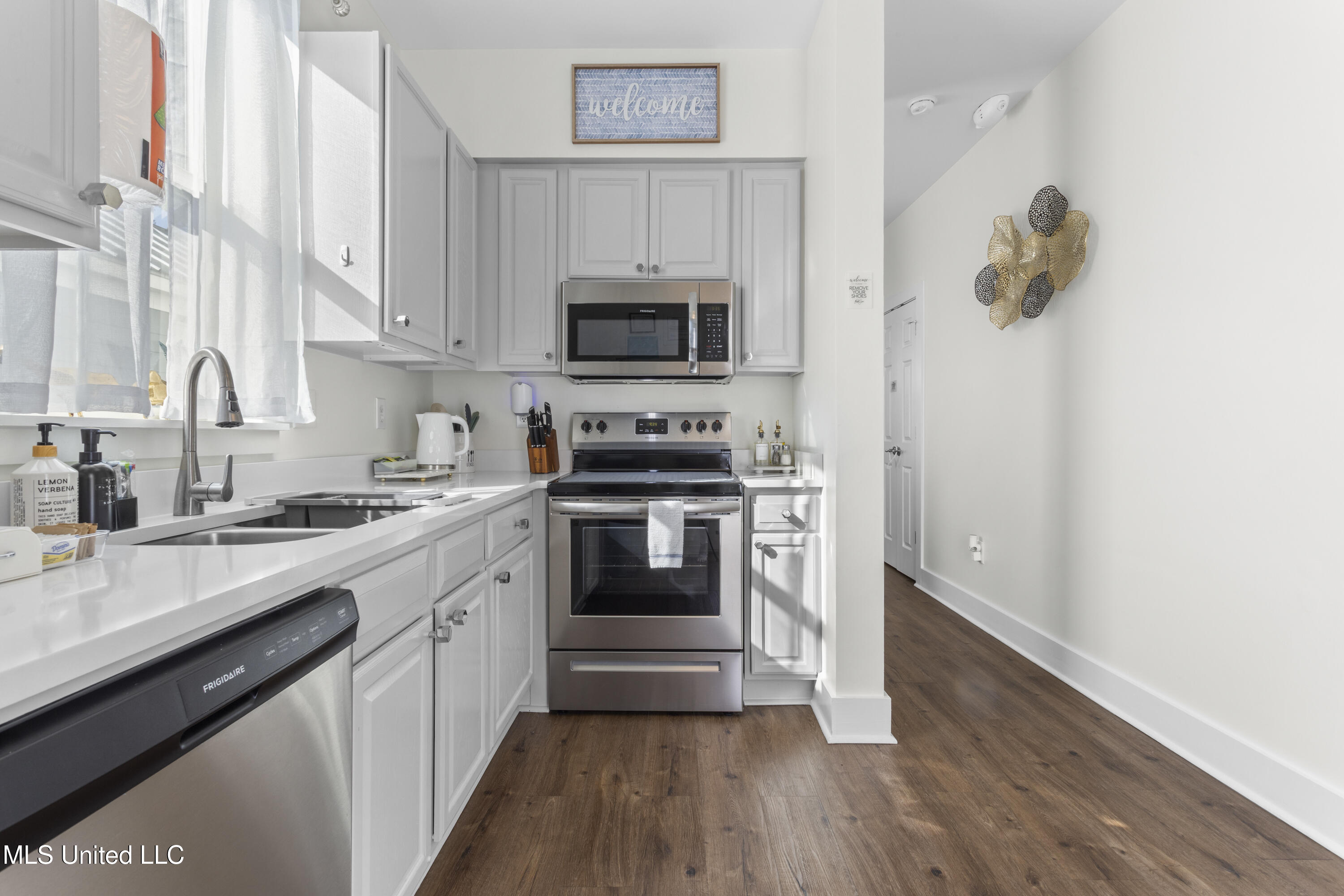 2207 Government Street, 11