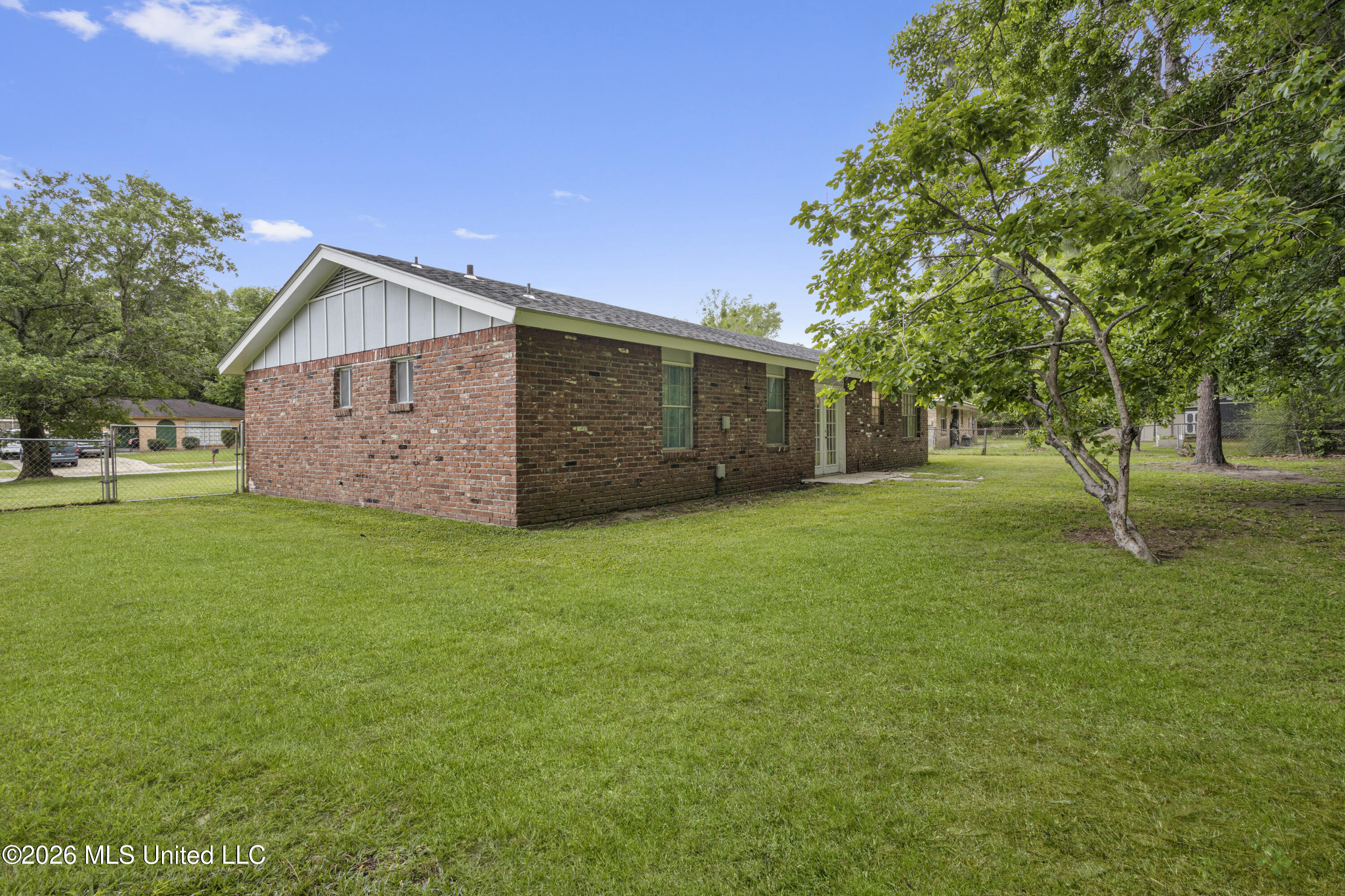 2324 Greenway Drive