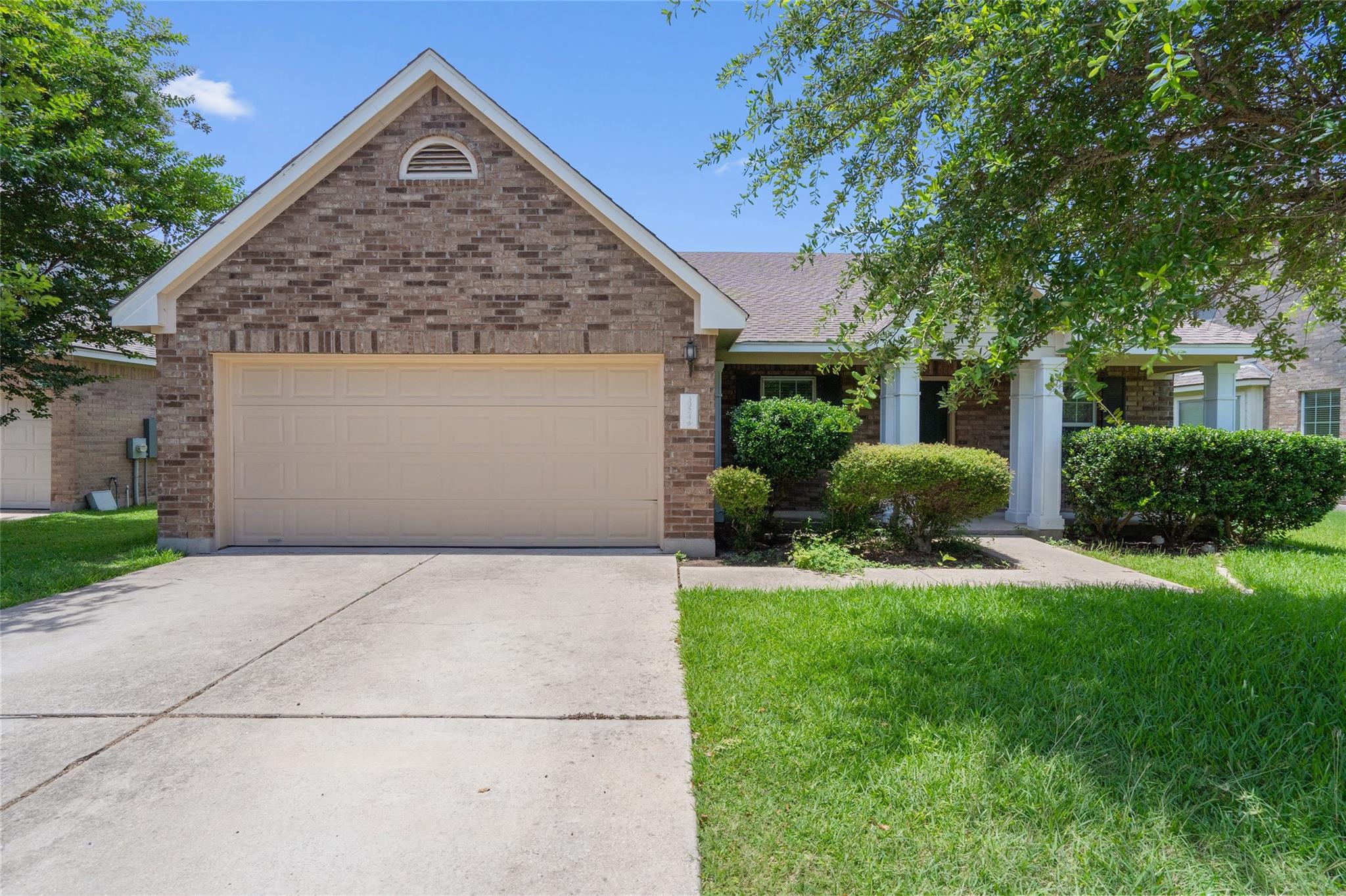 3924 Links LN