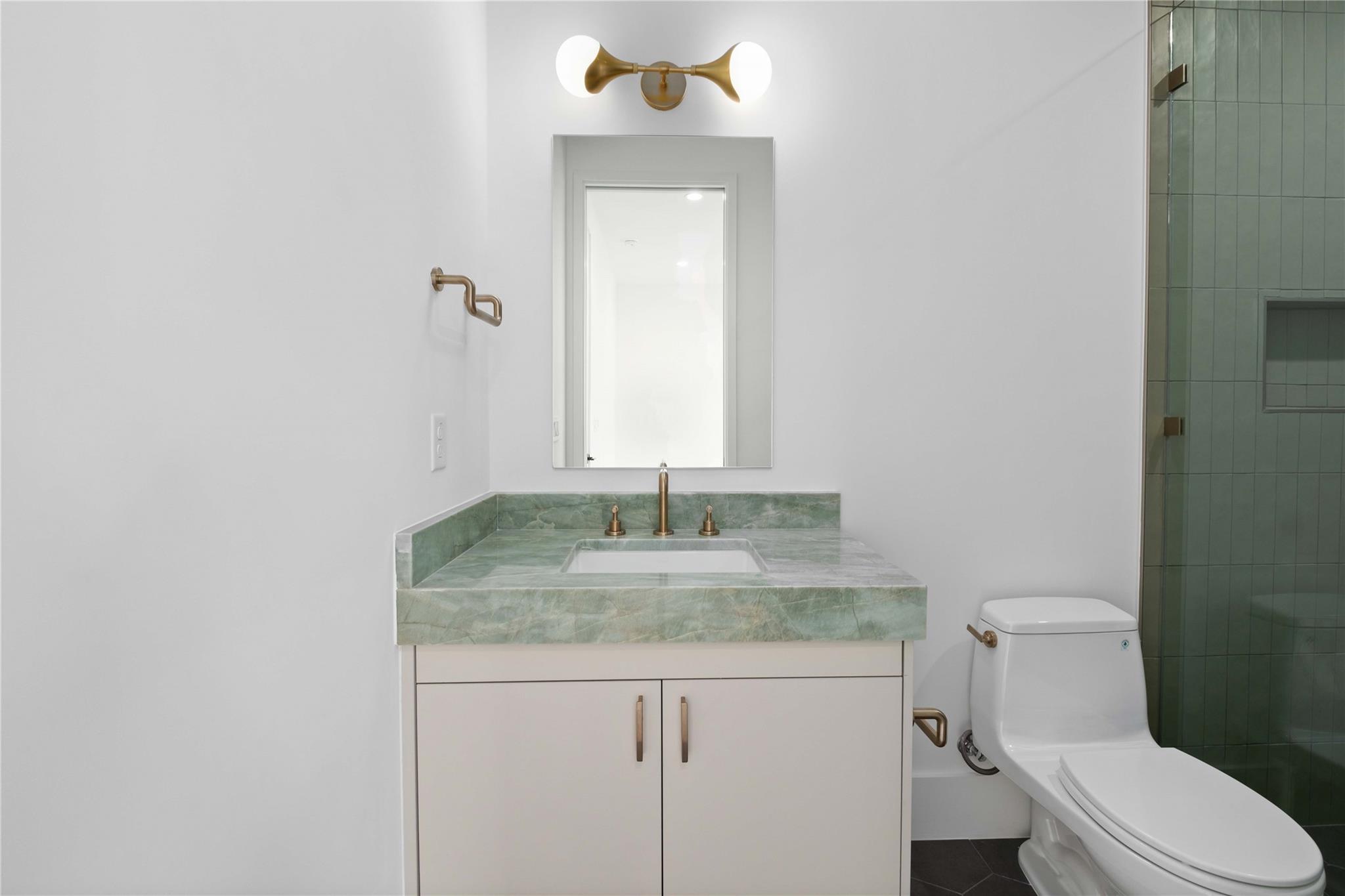 2401 Oakhaven CIR