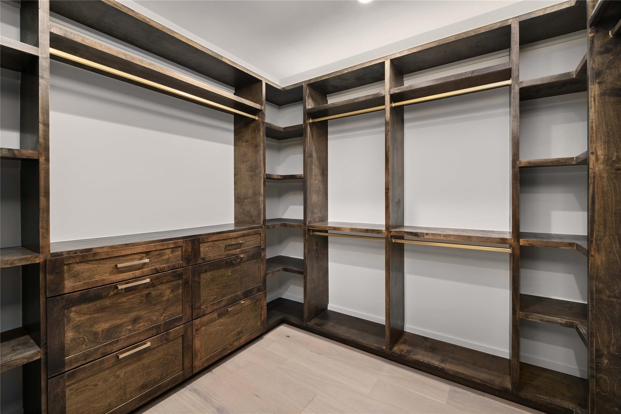 2401 Oakhaven CIR