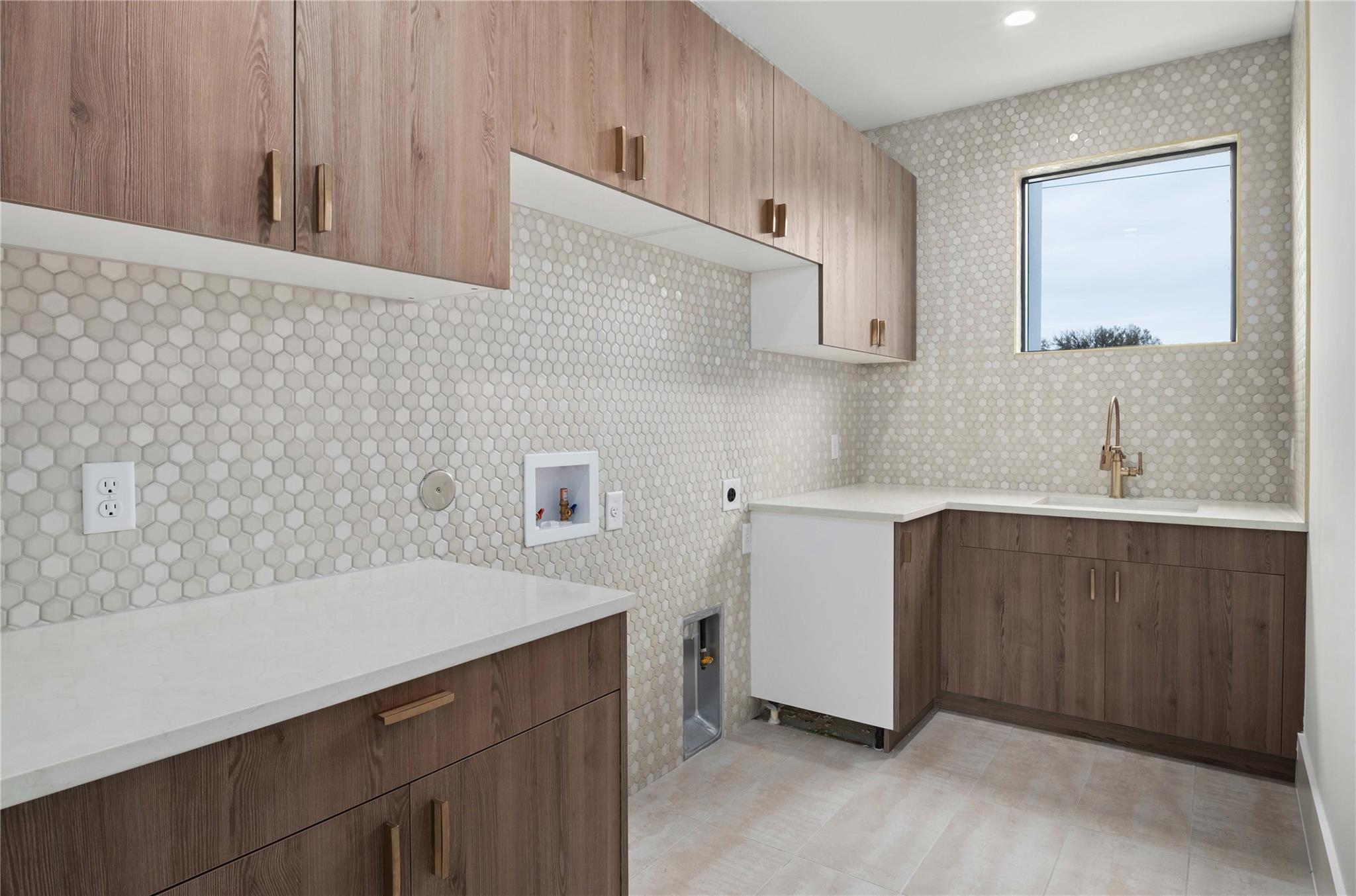 2401 Oakhaven CIR