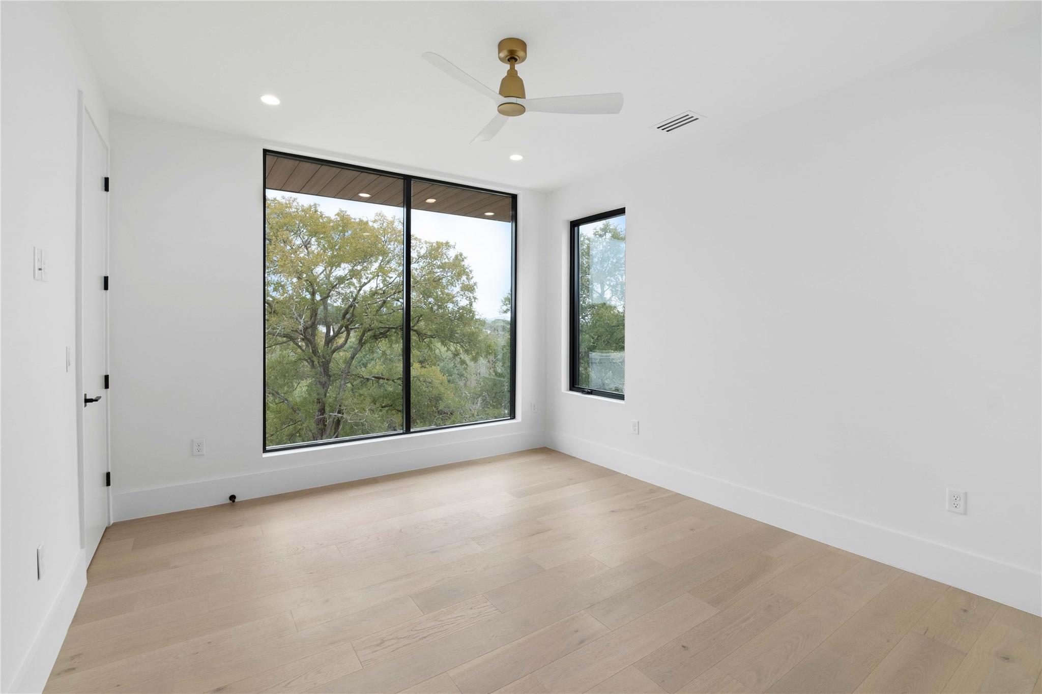 2401 Oakhaven CIR