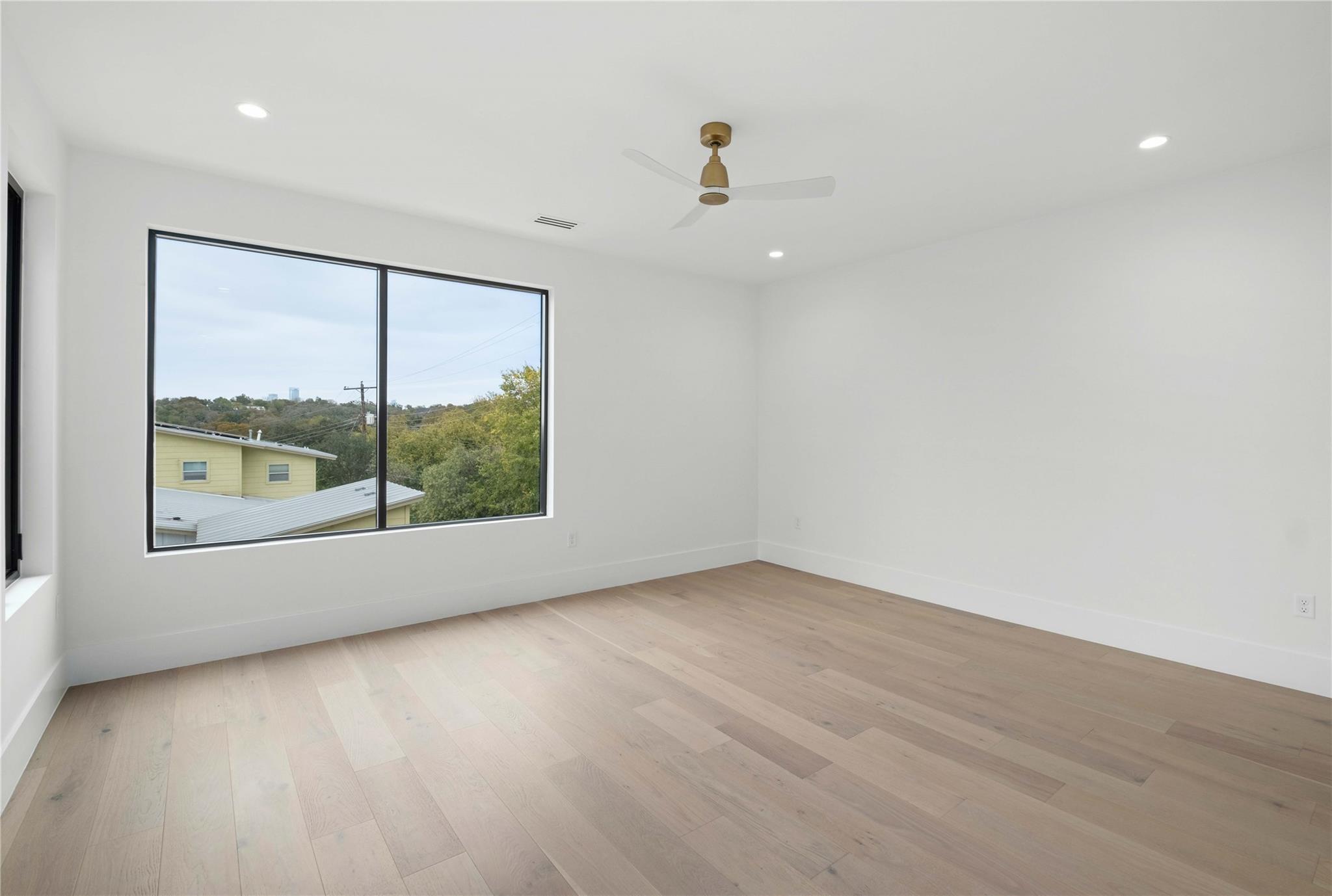 2401 Oakhaven CIR