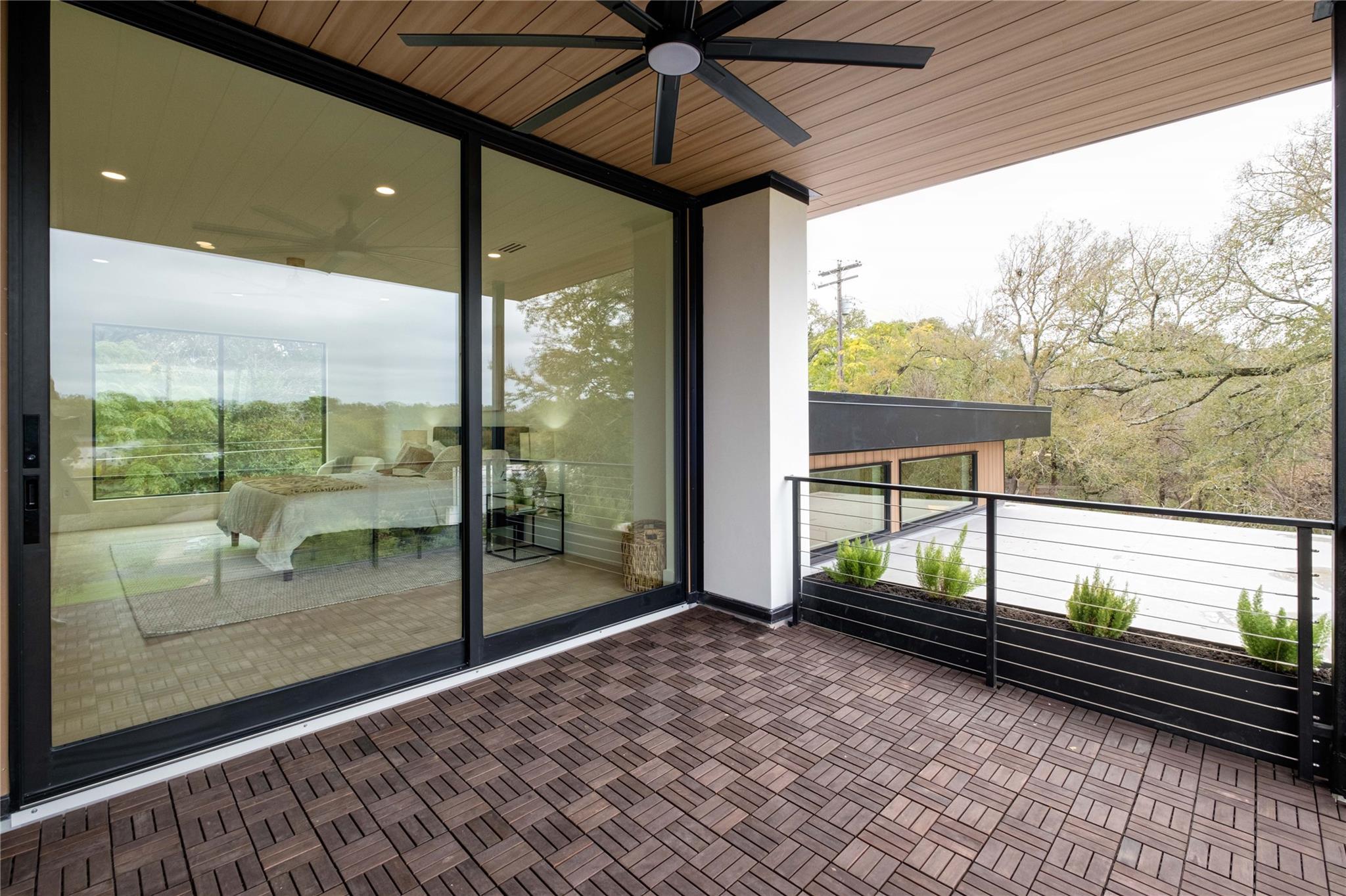 2401 Oakhaven CIR
