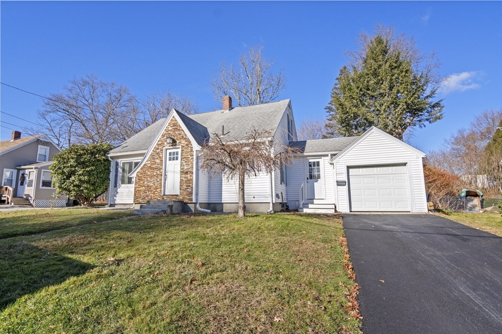 7 Lakeside Drive