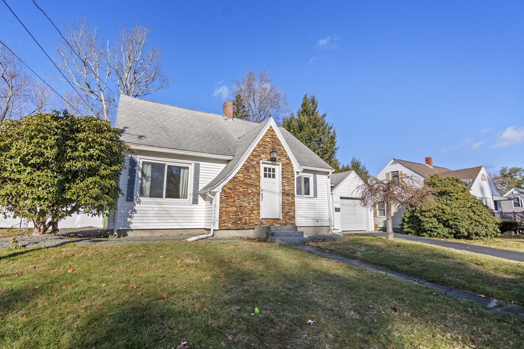 7 Lakeside Drive